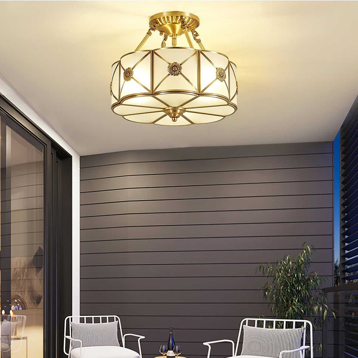 Lampada da soffitto Solara — Ottone classico, bordo smerlato satinato, montaggio a filo soffitto