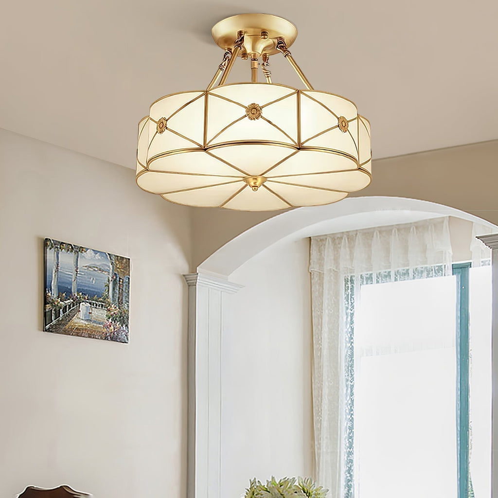 Lampada da soffitto Solara — Ottone classico, bordo smerlato satinato, montaggio a filo soffitto