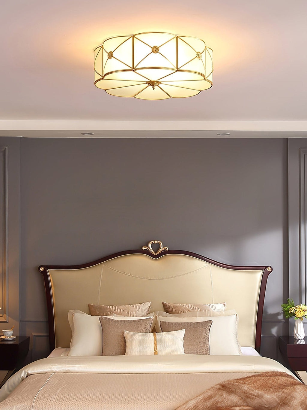 Lampada da soffitto Solara — Ottone classico, bordo smerlato satinato, montaggio a filo soffitto