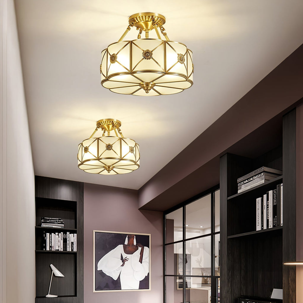 Lampada da soffitto Solara — Ottone classico, bordo smerlato satinato, montaggio a filo soffitto