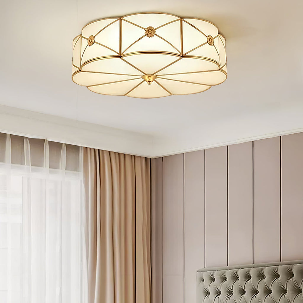 Lampada da soffitto Solara — Ottone classico, bordo smerlato satinato, montaggio a filo soffitto