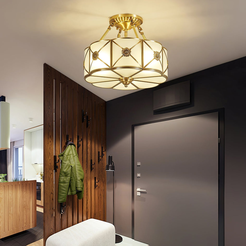 Lampada da soffitto Solara — Ottone classico, bordo smerlato satinato, montaggio a filo soffitto
