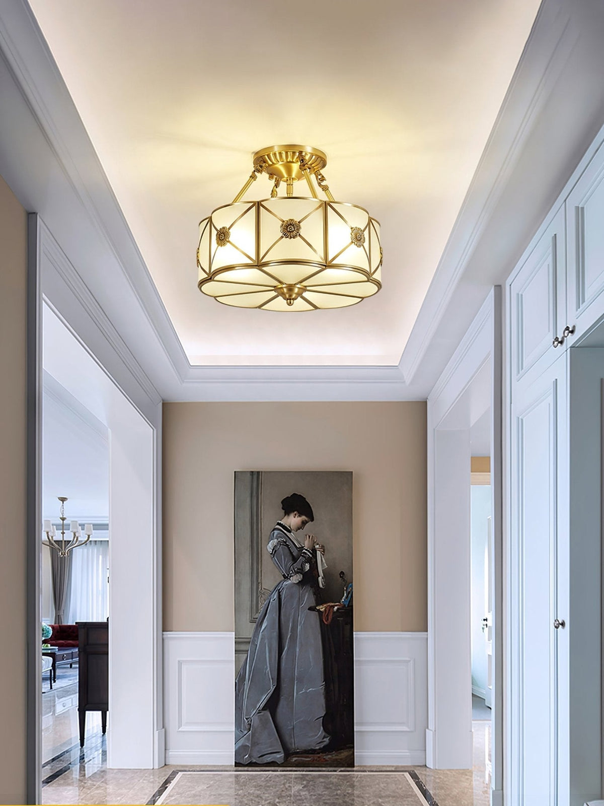 Lampada da soffitto Solara — Ottone classico, bordo smerlato satinato, montaggio a filo soffitto