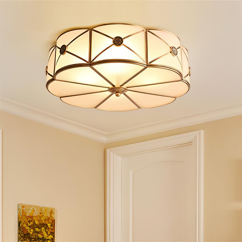 Lampada da soffitto Solara — Ottone classico, bordo smerlato satinato, montaggio a filo soffitto