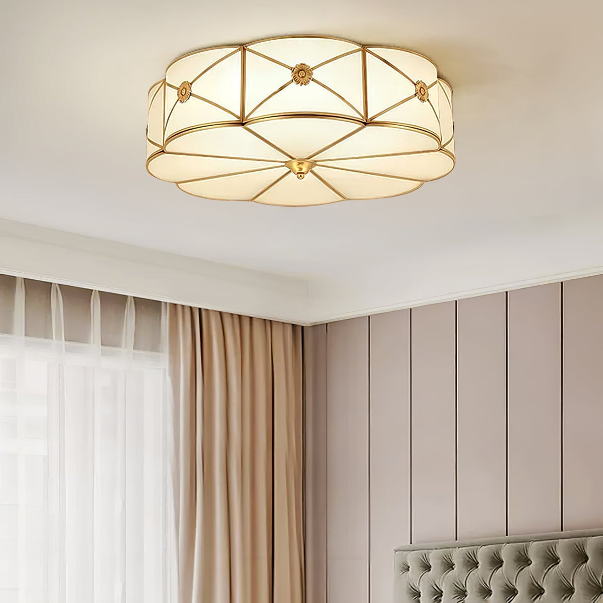 Lampada da soffitto Solara — Ottone classico, bordo smerlato satinato, montaggio a filo soffitto