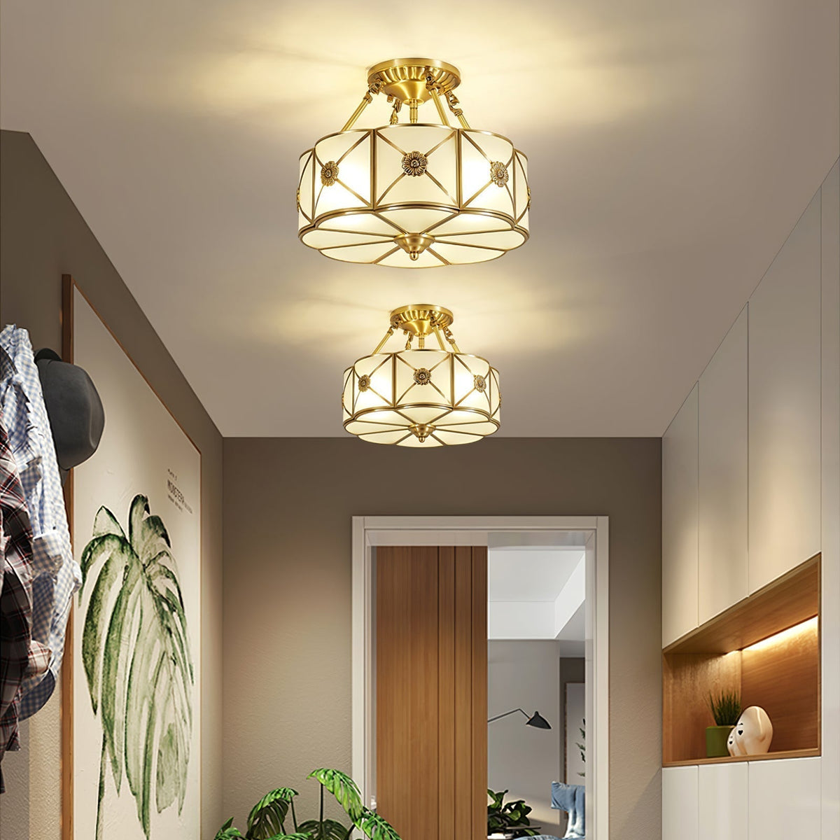 Lampada da soffitto Solara — Ottone classico, bordo smerlato satinato, montaggio a filo soffitto