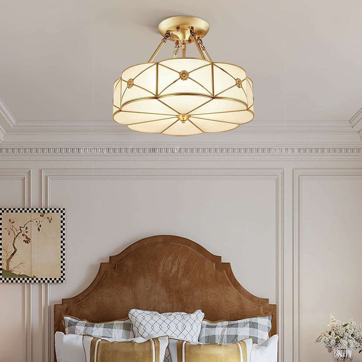 Lampada da soffitto Solara — Ottone classico, bordo smerlato satinato, montaggio a filo soffitto