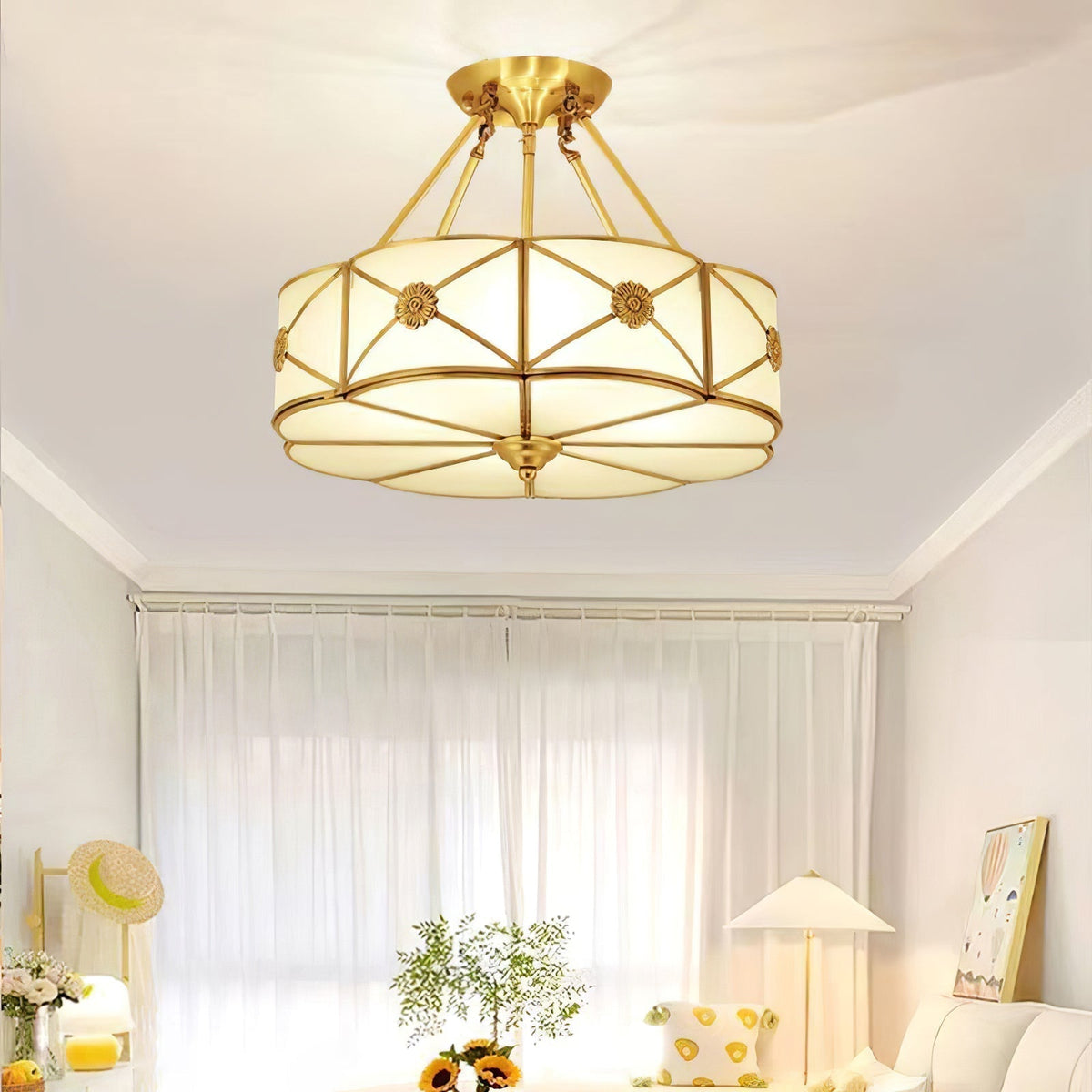 Lampada da soffitto Solara — Ottone classico, bordo smerlato satinato, montaggio a filo soffitto