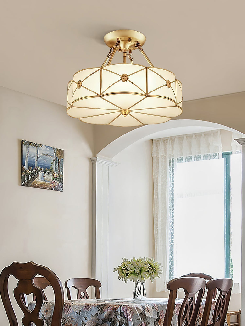 Lampada da soffitto Solara — Ottone classico, bordo smerlato satinato, montaggio a filo soffitto