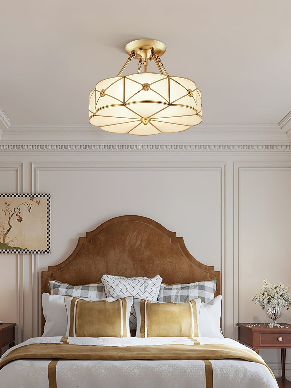 Lampada da soffitto Solara — Ottone classico, bordo smerlato satinato, montaggio a filo soffitto