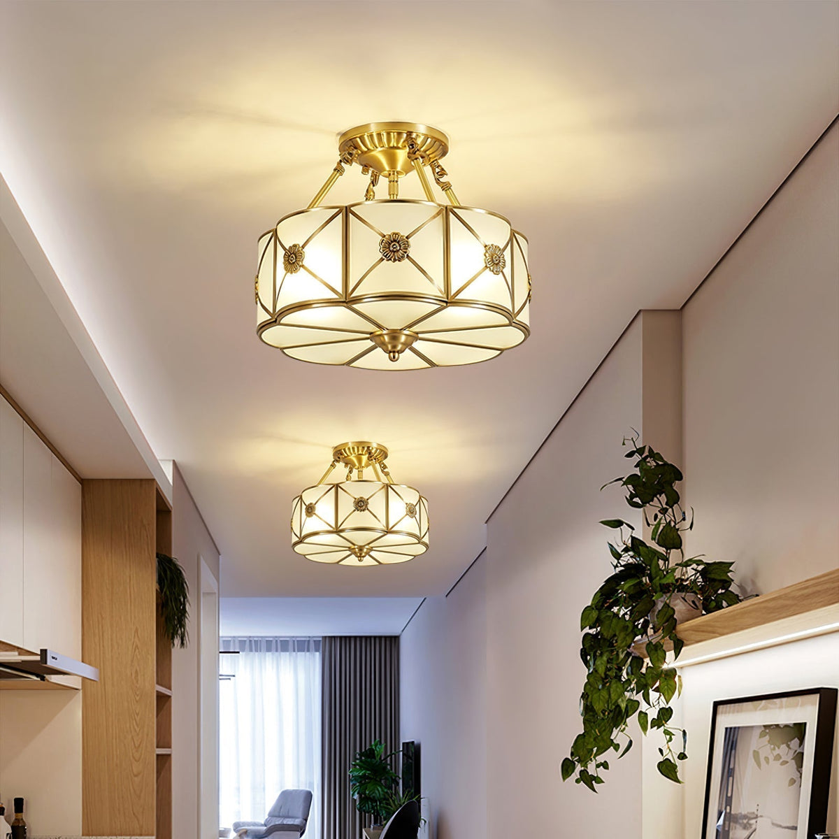 Lampada da soffitto Solara — Ottone classico, bordo smerlato satinato, montaggio a filo soffitto