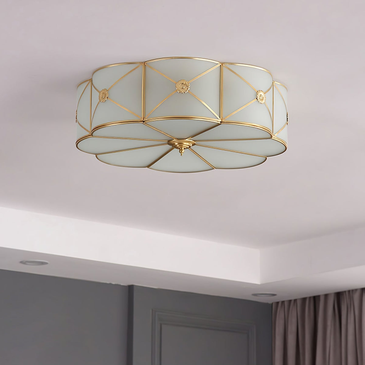 Lampada da soffitto Solara — Ottone classico, bordo smerlato satinato, montaggio a filo soffitto