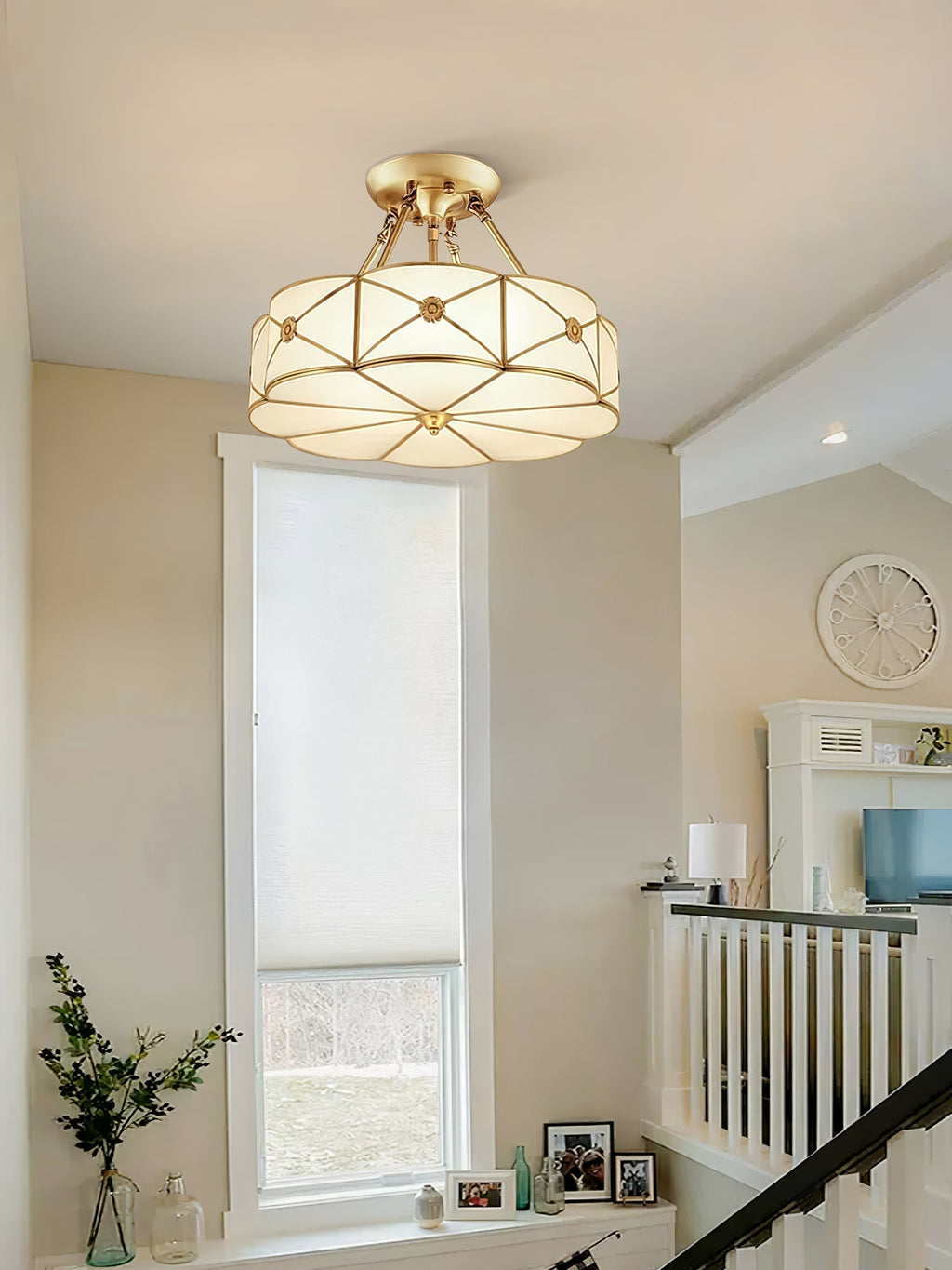 Lampada da soffitto Solara — Ottone classico, bordo smerlato satinato, montaggio a filo soffitto