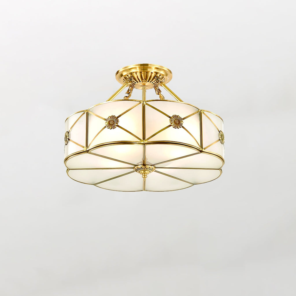 Lampada da soffitto Solara — Ottone classico, bordo smerlato satinato, montaggio a filo soffitto