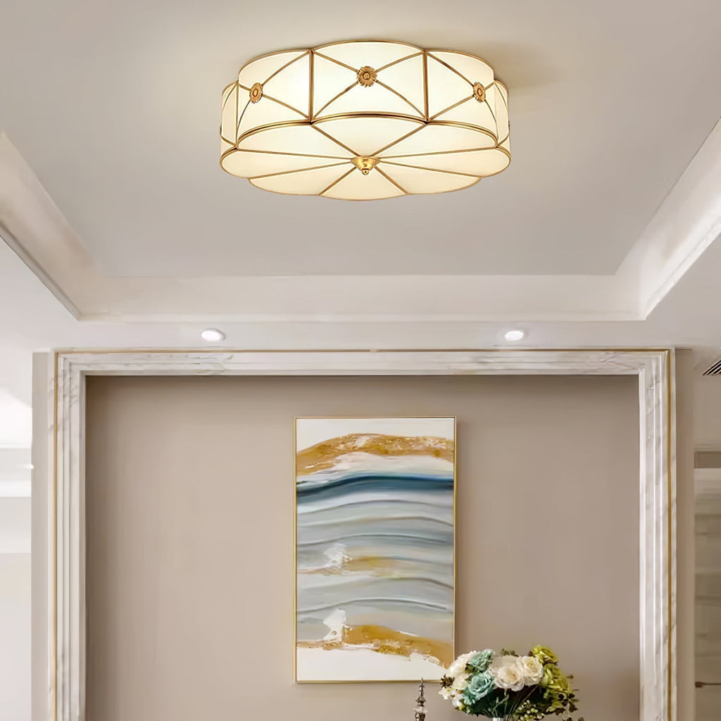 Lampada da soffitto Solara — Ottone classico, bordo smerlato satinato, montaggio a filo soffitto