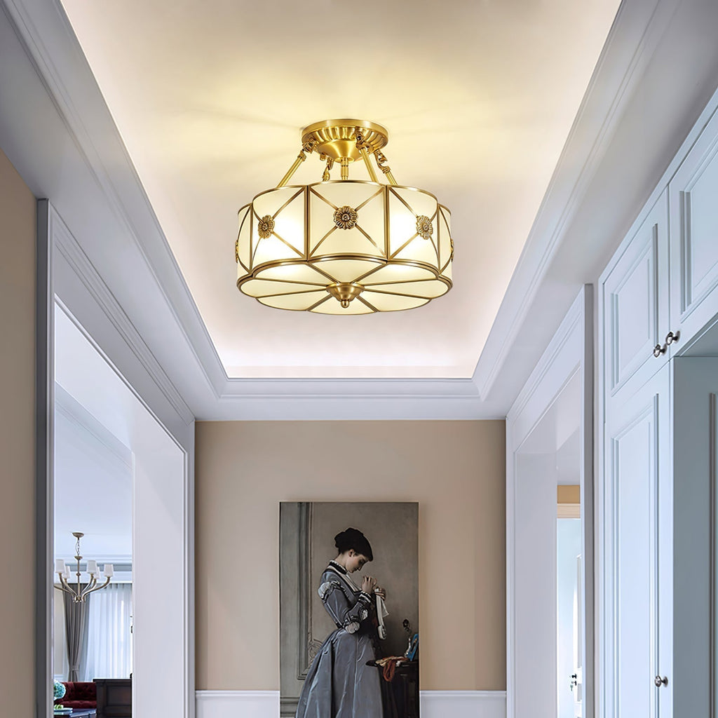 Lampada da soffitto Solara — Ottone classico, bordo smerlato satinato, montaggio a filo soffitto