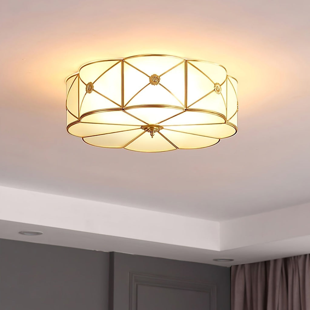 Lampada da soffitto Solara — Ottone classico, bordo smerlato satinato, montaggio a filo soffitto