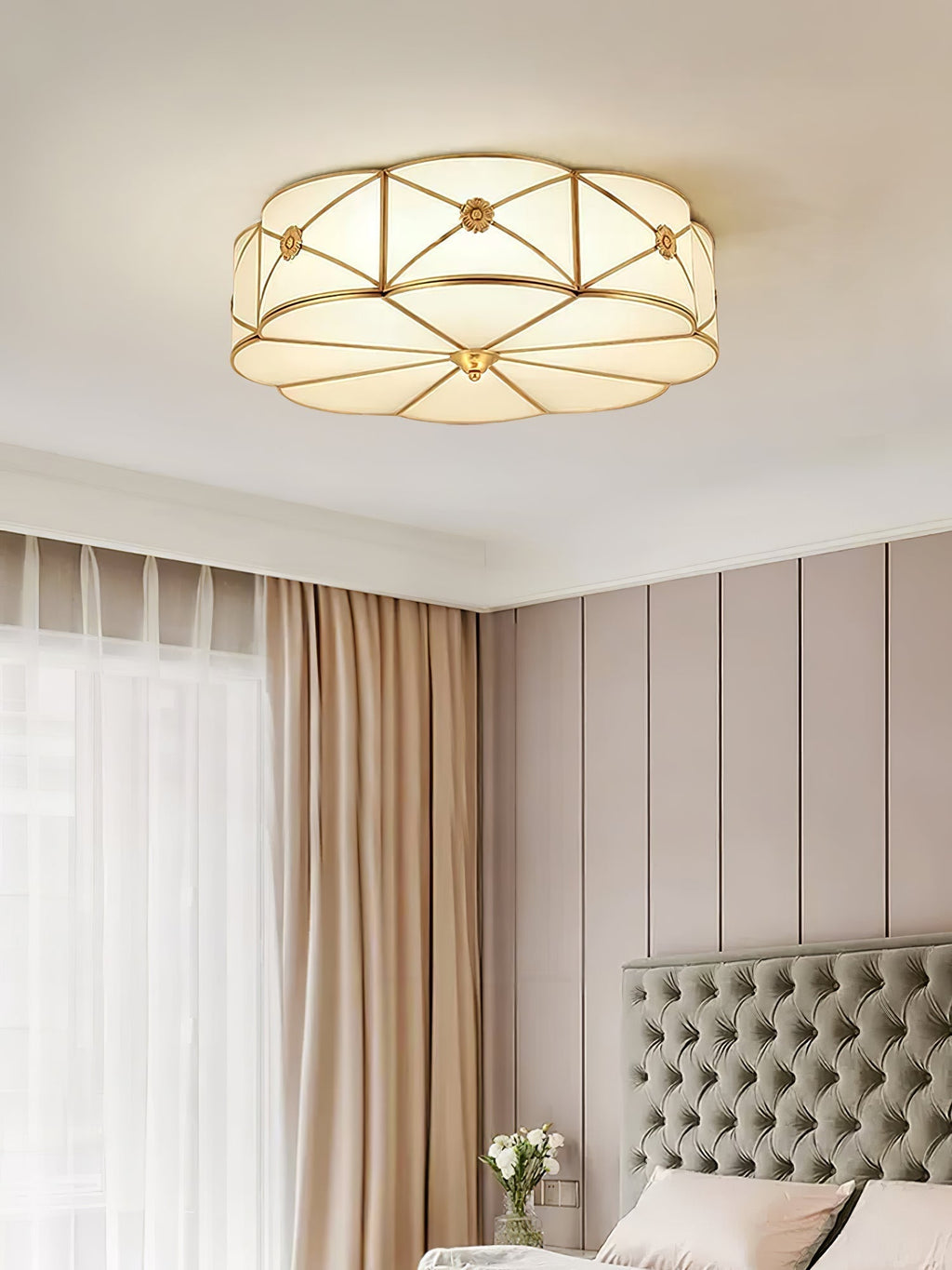 Lampada da soffitto Solara — Ottone classico, bordo smerlato satinato, montaggio a filo soffitto