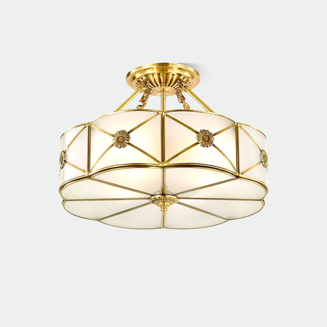 Lampada da soffitto Solara — Ottone classico, bordo smerlato satinato, montaggio a filo soffitto