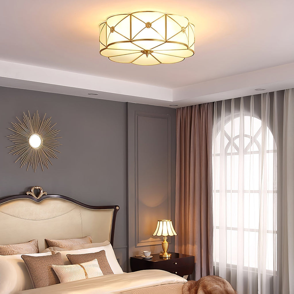 Lampada da soffitto Solara — Ottone classico, bordo smerlato satinato, montaggio a filo soffitto
