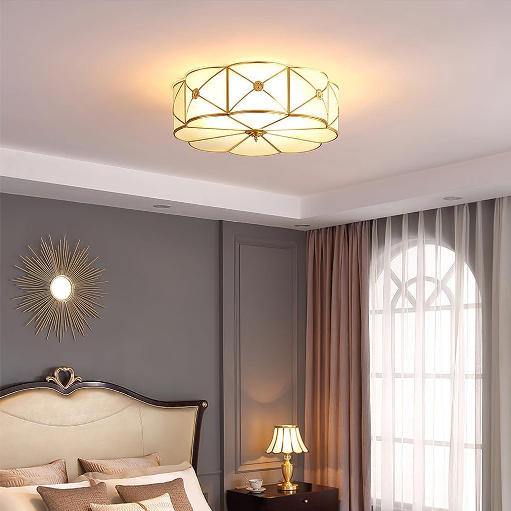 Lampada da soffitto Solara — Ottone classico, bordo smerlato satinato, montaggio a filo soffitto