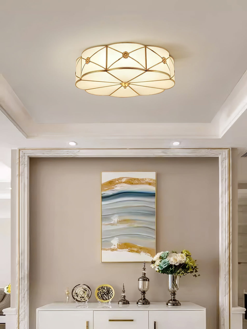 Lampada da soffitto Solara — Ottone classico, bordo smerlato satinato, montaggio a filo soffitto