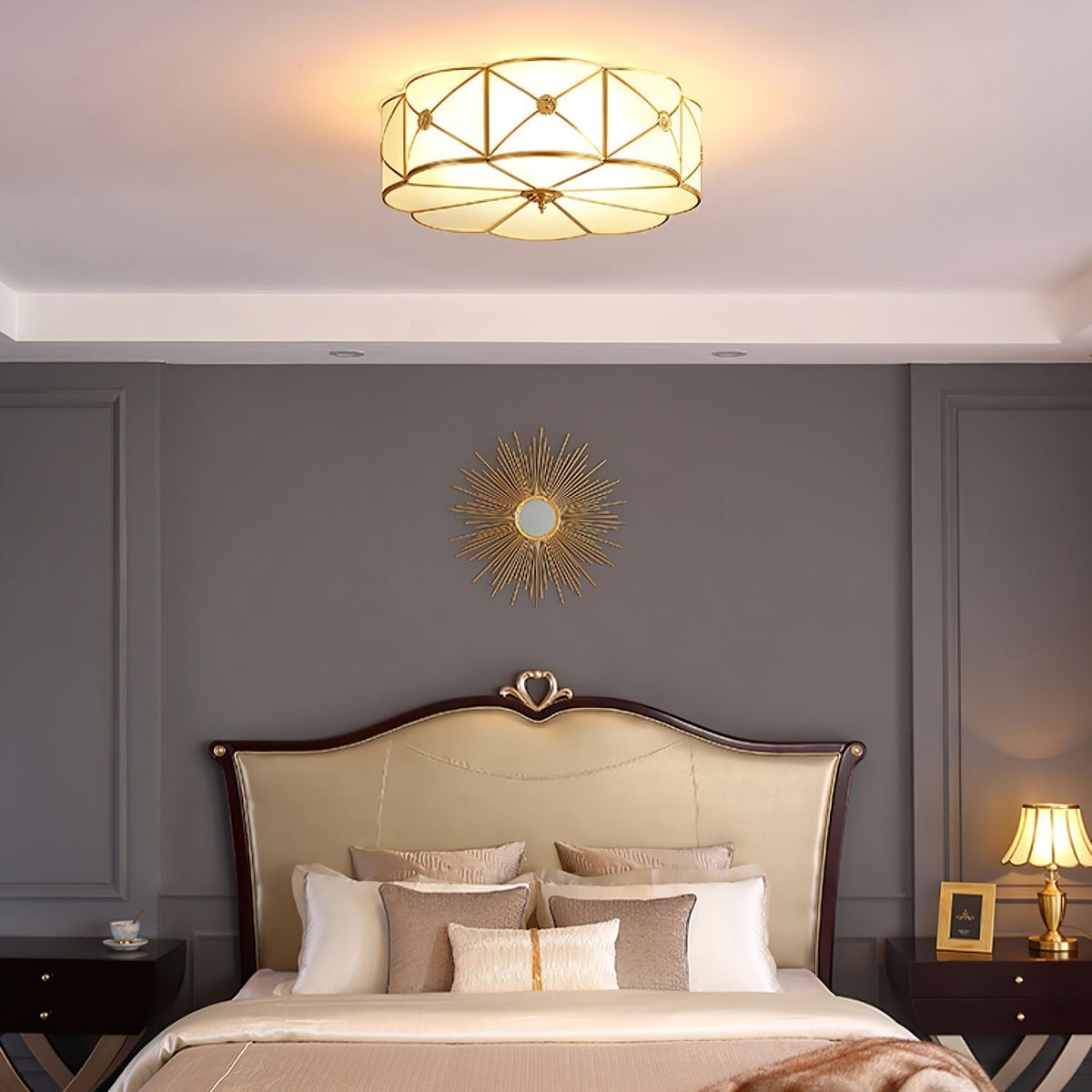 Lampada da soffitto Solara — Ottone classico, bordo smerlato satinato, montaggio a filo soffitto