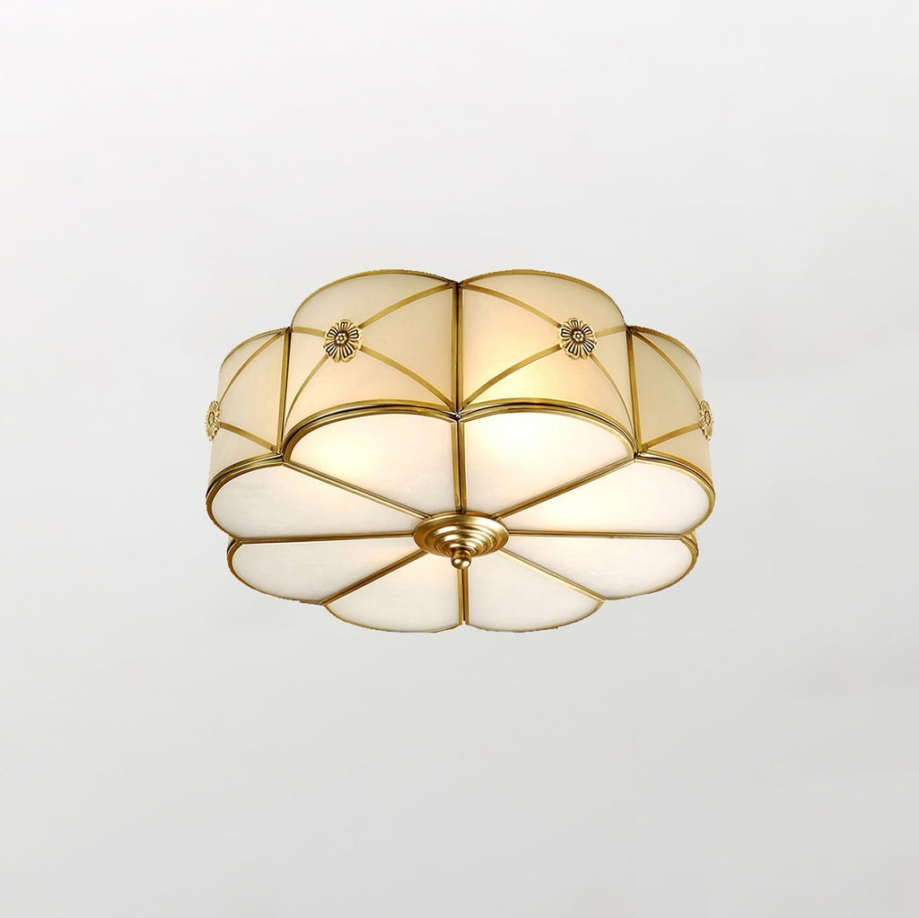 Lampada da soffitto Solara — Ottone classico, bordo smerlato satinato, montaggio a filo soffitto
