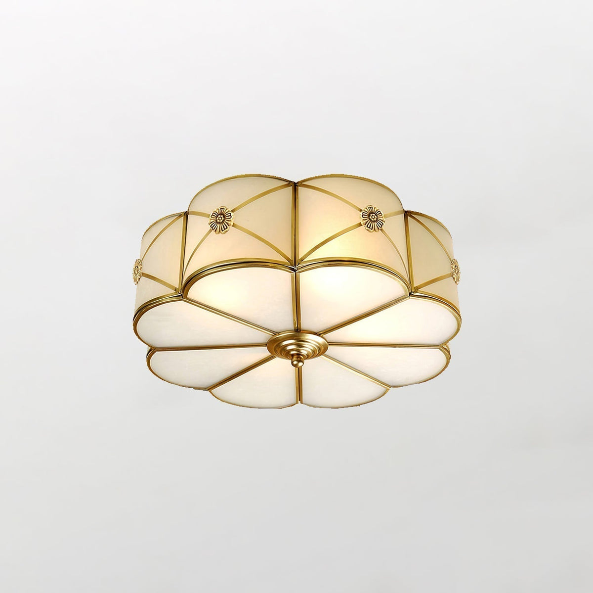 Lampada da soffitto Solara — Ottone classico, bordo smerlato satinato, montaggio a filo soffitto