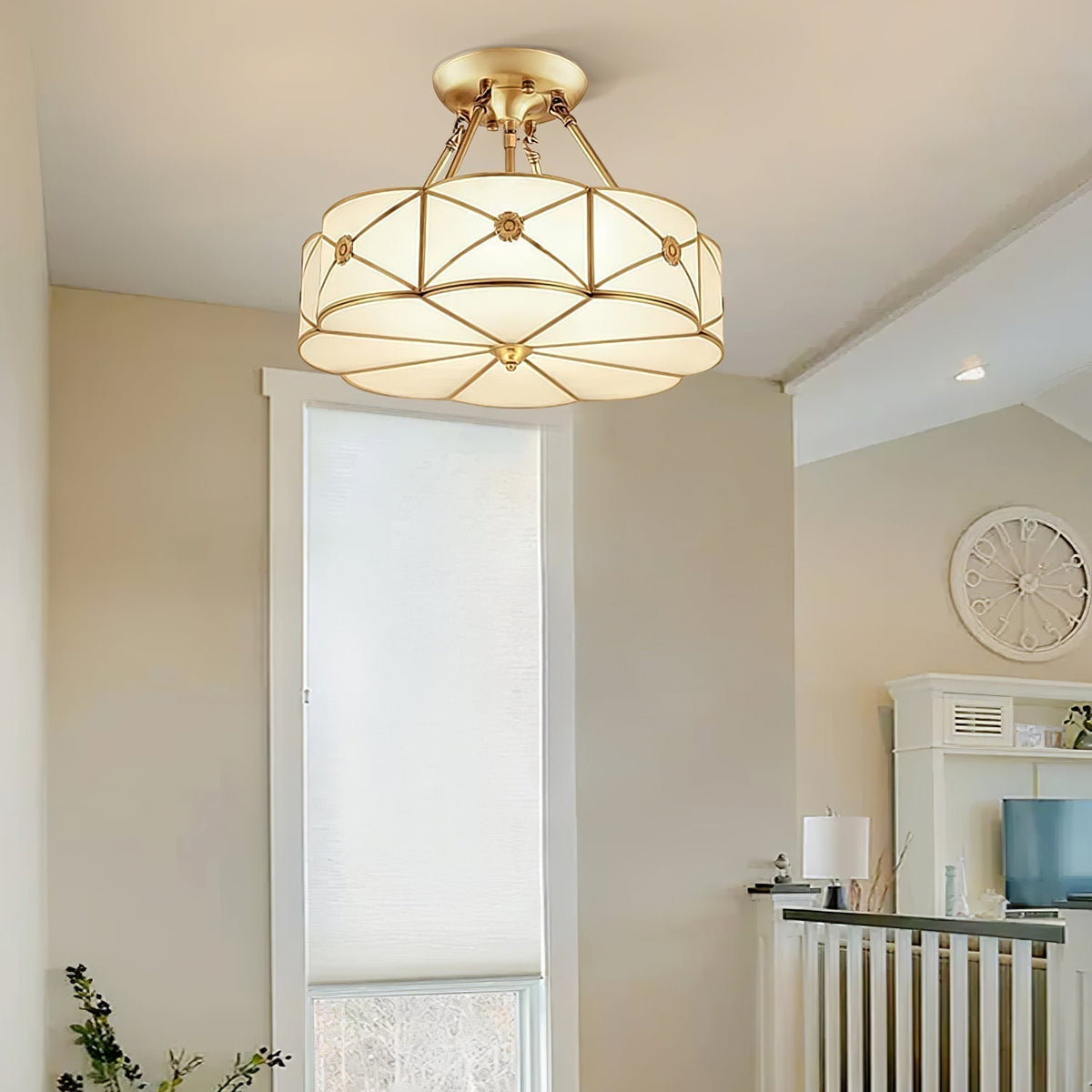 Lampada da soffitto Solara — Ottone classico, bordo smerlato satinato, montaggio a filo soffitto
