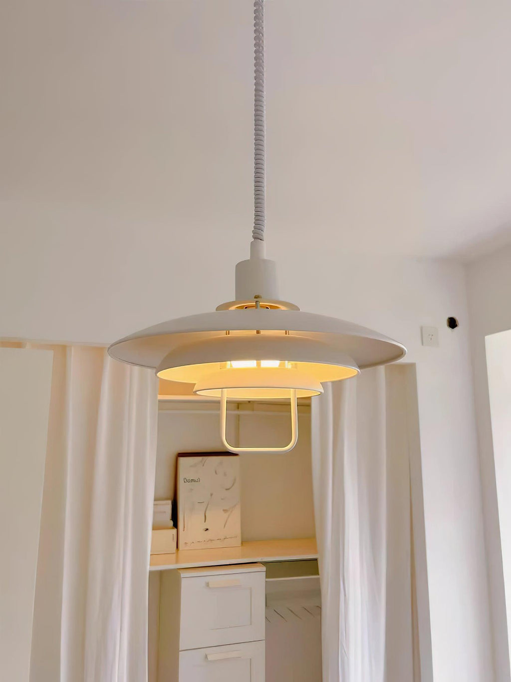 Lampă suspendată Poul — design cu trei abajururi concentrice