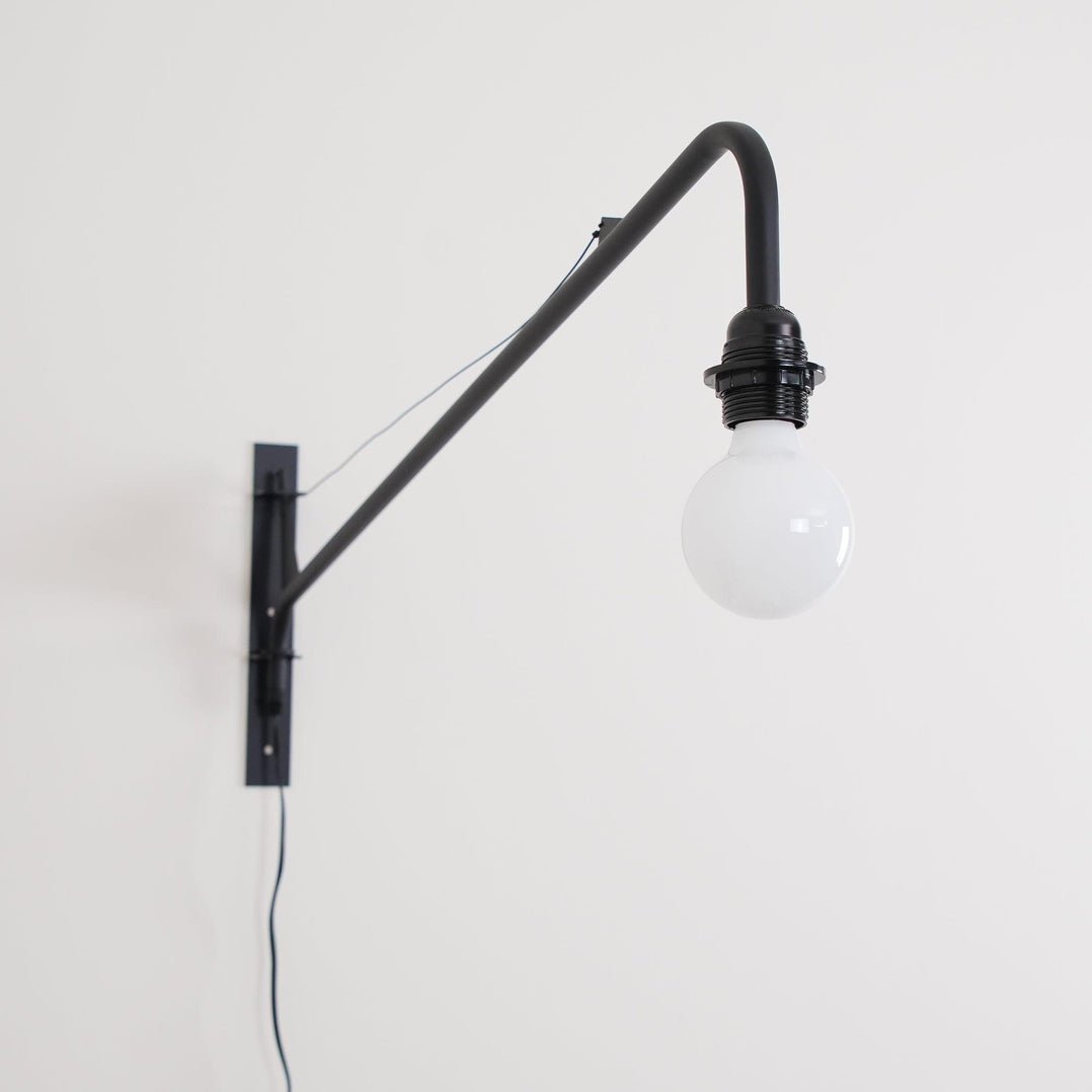 Candeeiro de parede Prouve Petite Potence — Rotação horizontal, braço ajustável