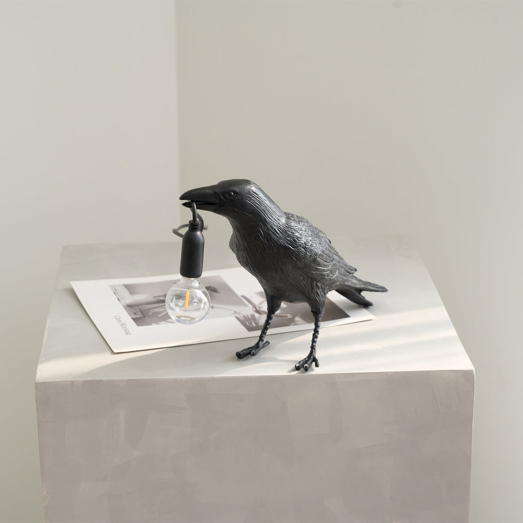 Sochařská stolní lampa Raven z pryskyřice — světlo pro žárovku Edison
