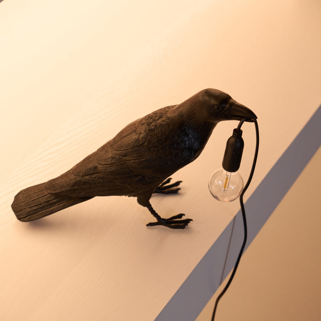 Sochařská stolní lampa Raven z pryskyřice — světlo pro žárovku Edison