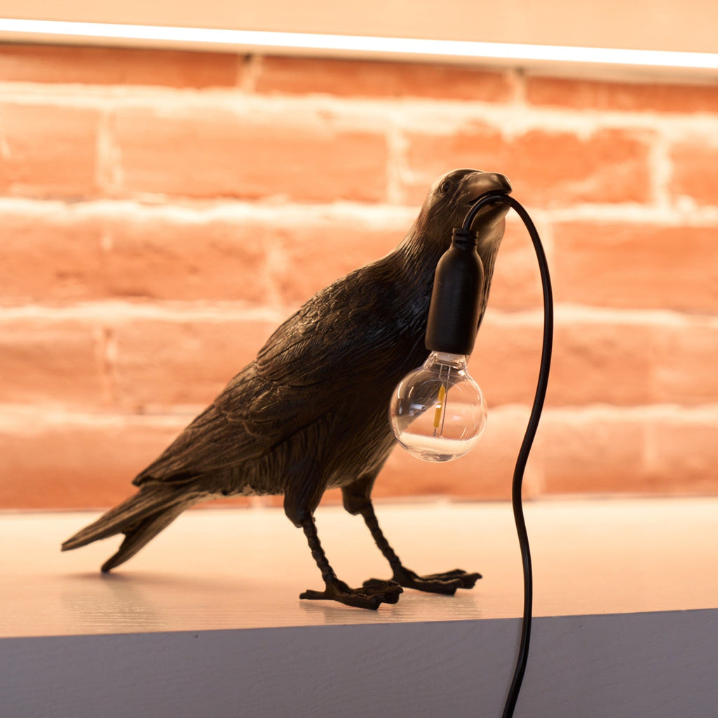 Sochařská stolní lampa Raven z pryskyřice — světlo pro žárovku Edison