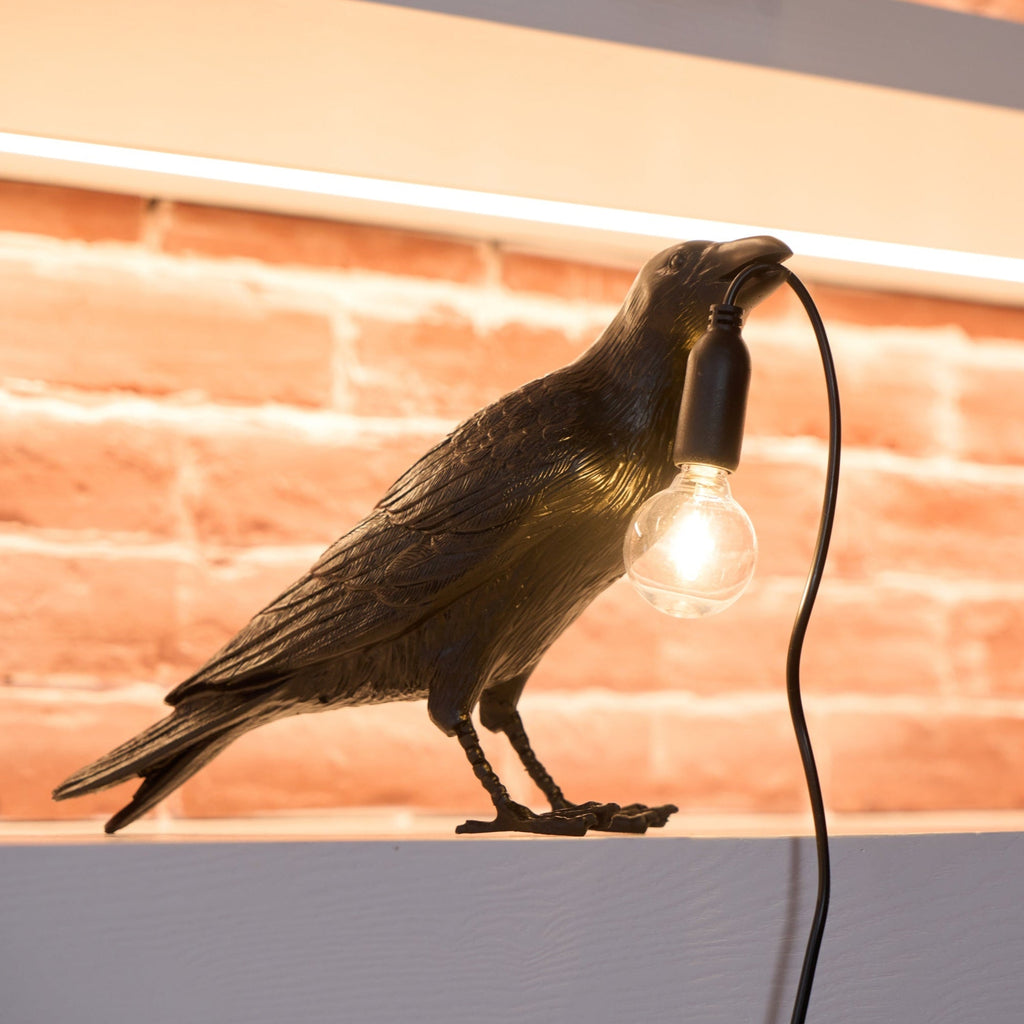 Sochařská stolní lampa Raven z pryskyřice — světlo pro žárovku Edison