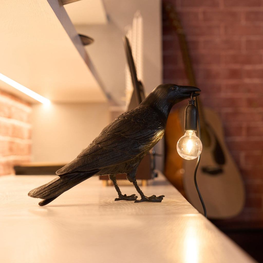 Sochařská stolní lampa Raven z pryskyřice — světlo pro žárovku Edison