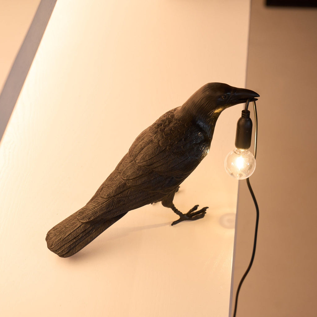 Sochařská stolní lampa Raven z pryskyřice — světlo pro žárovku Edison
