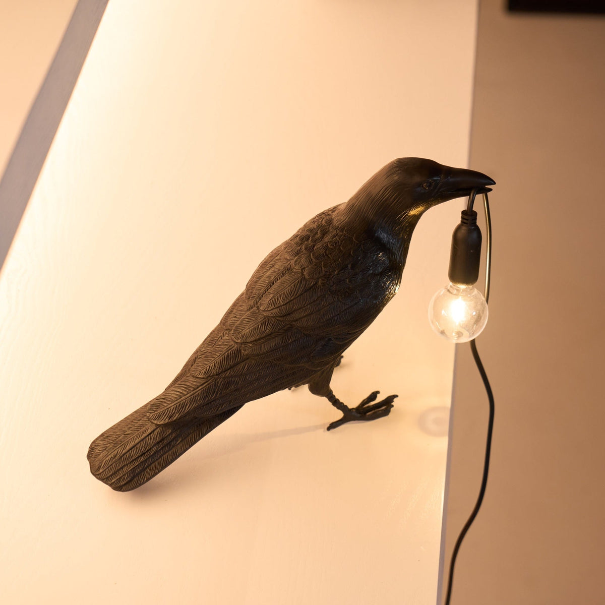 Sculpturale tafellamp van hars in de vorm van een raaf — verlichting met een Edison-lamp