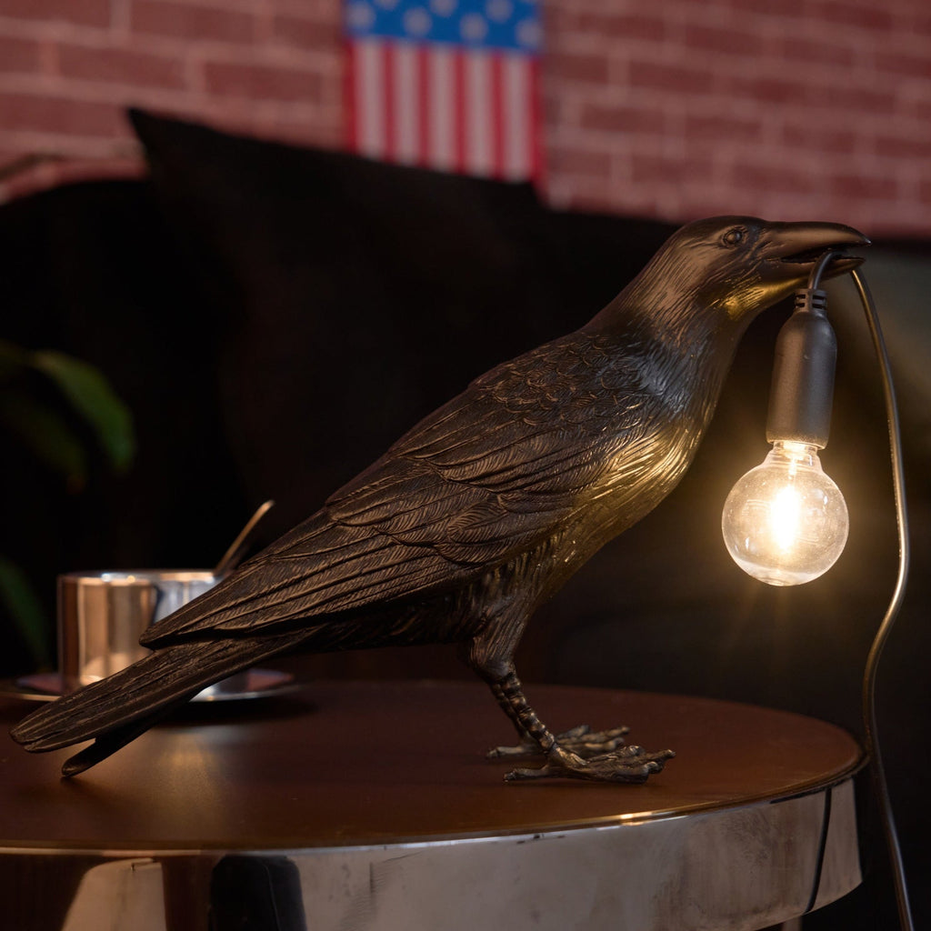 Sochařská stolní lampa Raven z pryskyřice — světlo pro žárovku Edison