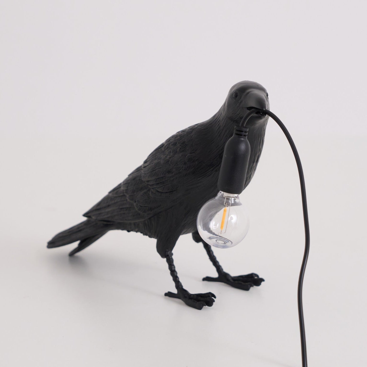 Sochařská stolní lampa Raven z pryskyřice — světlo pro žárovku Edison