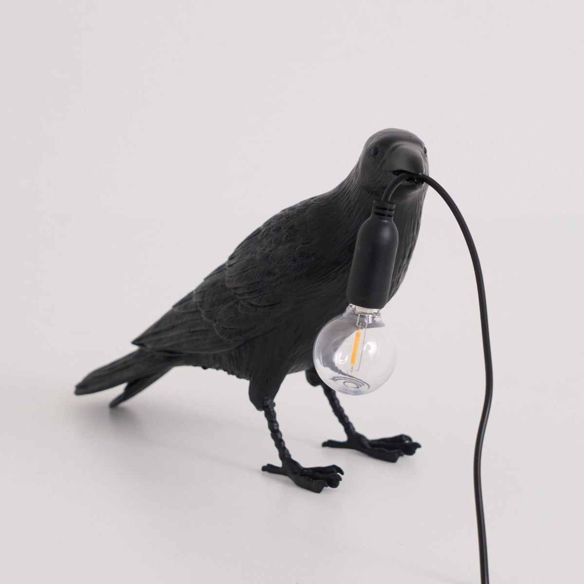 Sculpturale tafellamp van hars in de vorm van een raaf — verlichting met een Edison-lamp