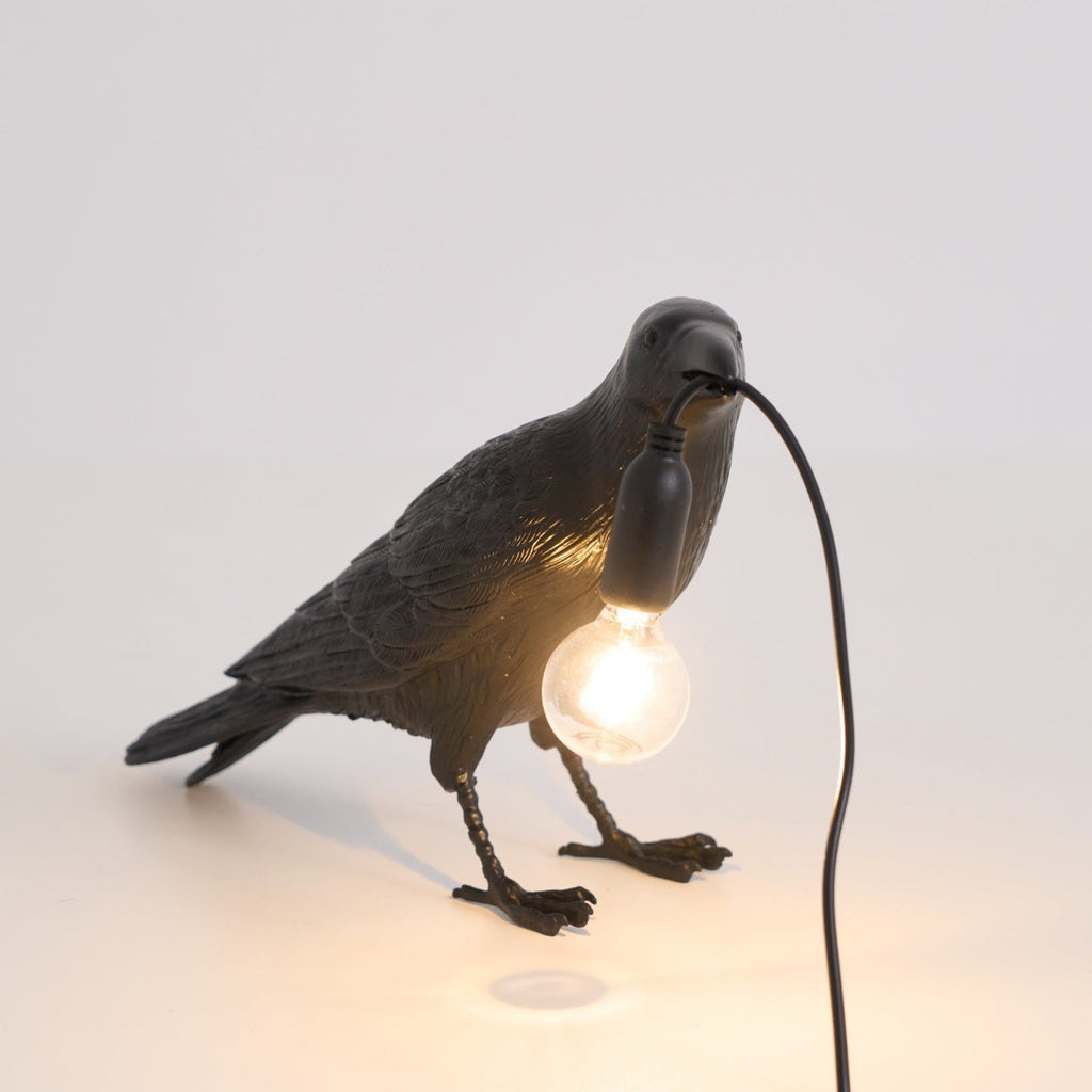 Sochařská stolní lampa Raven z pryskyřice — světlo pro žárovku Edison