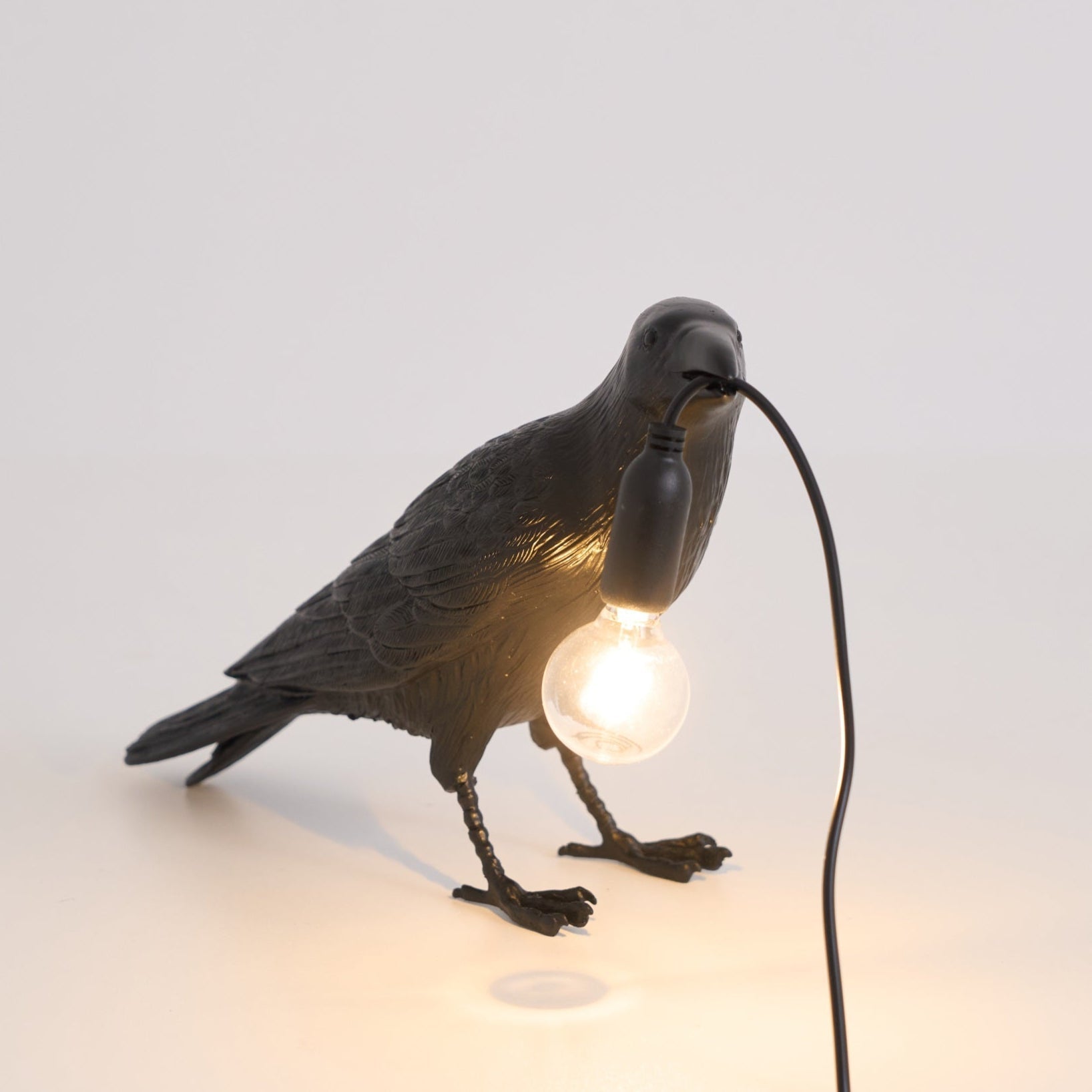 Sochařská stolní lampa Raven z pryskyřice — světlo pro žárovku Edison
