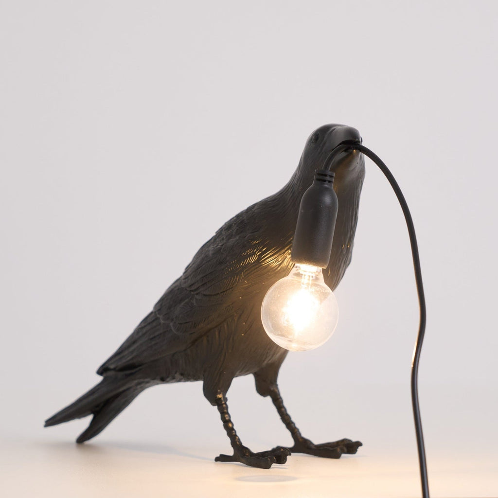 Sochařská stolní lampa Raven z pryskyřice — světlo pro žárovku Edison