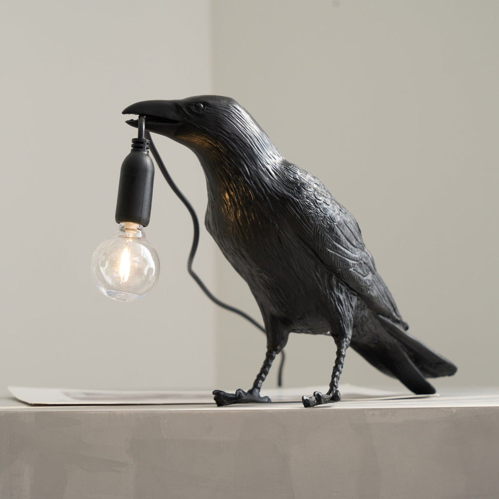 Sochařská stolní lampa Raven z pryskyřice — světlo pro žárovku Edison