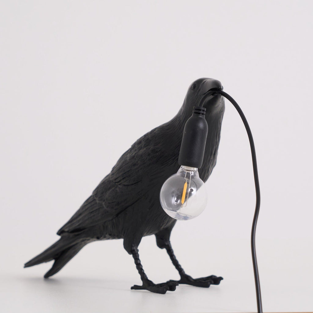 Sochařská stolní lampa Raven z pryskyřice — světlo pro žárovku Edison