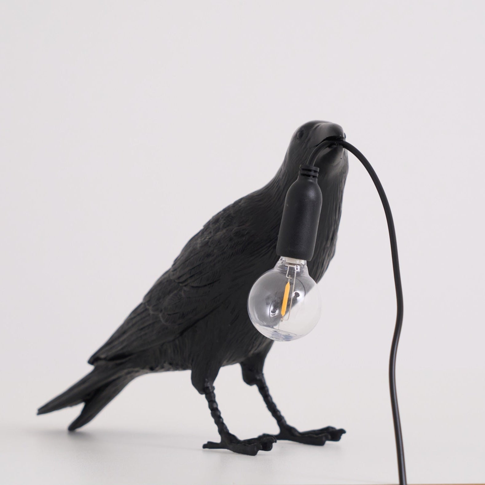 Sochařská stolní lampa Raven z pryskyřice — světlo pro žárovku Edison
