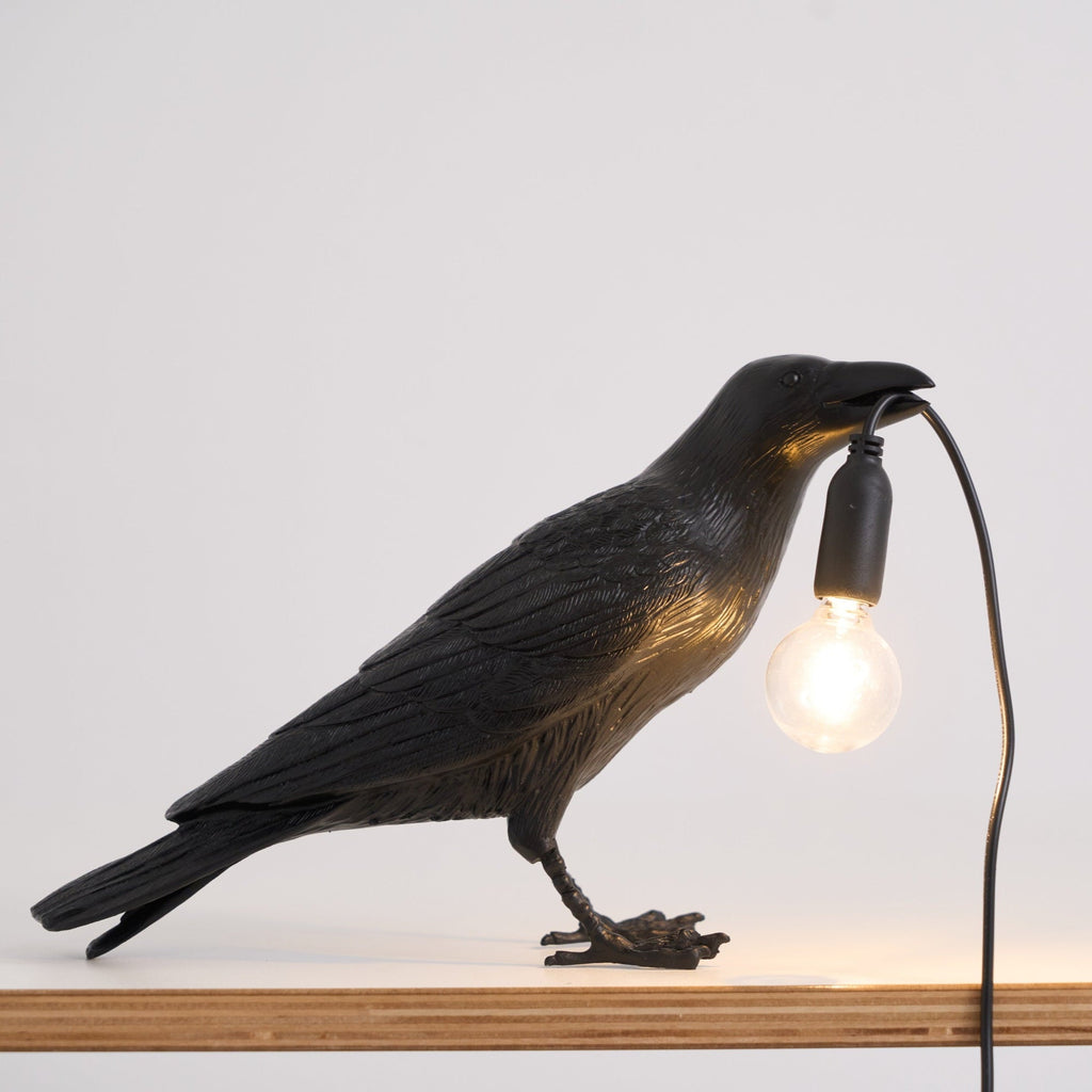 Sochařská stolní lampa Raven z pryskyřice — světlo pro žárovku Edison
