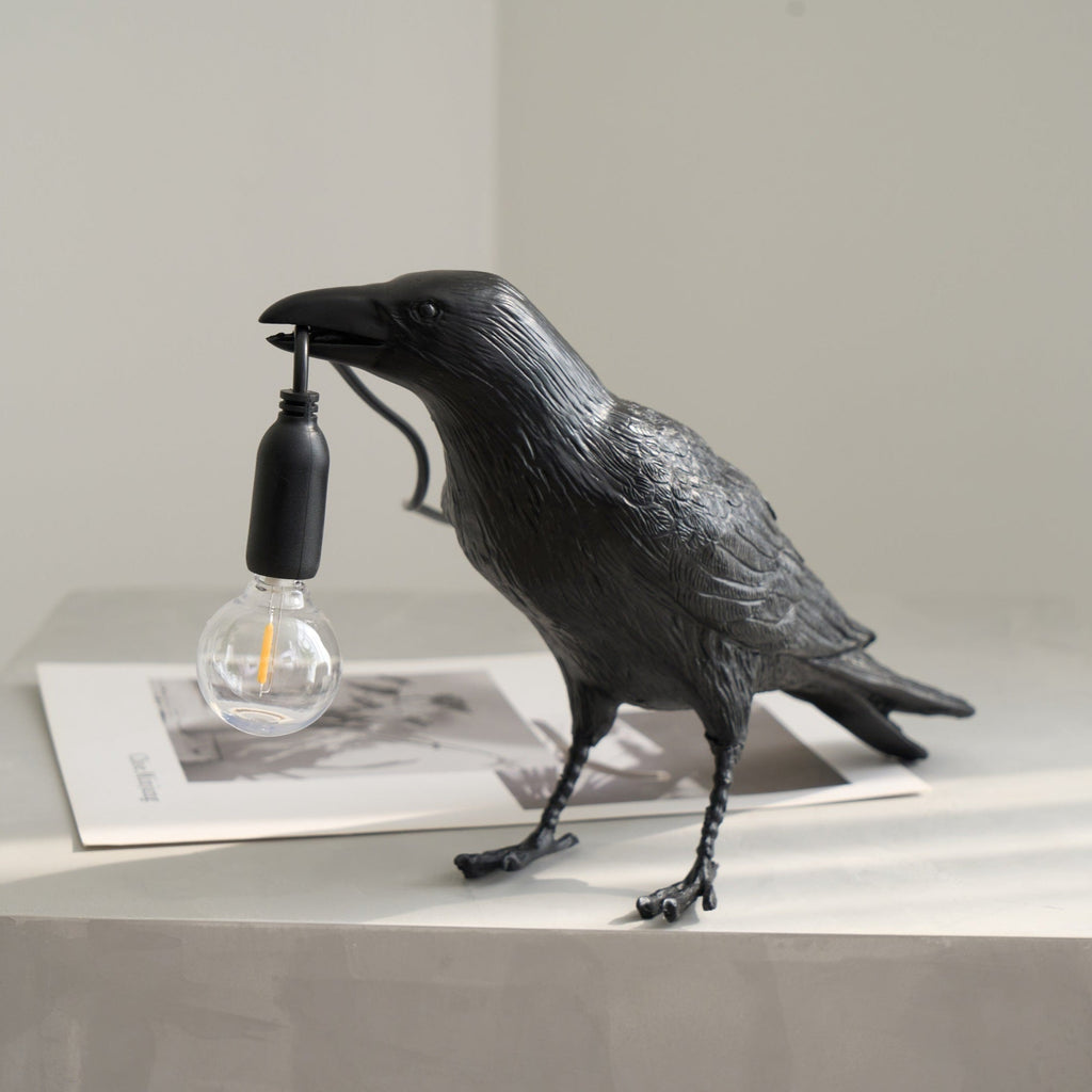 Sochařská stolní lampa Raven z pryskyřice — světlo pro žárovku Edison